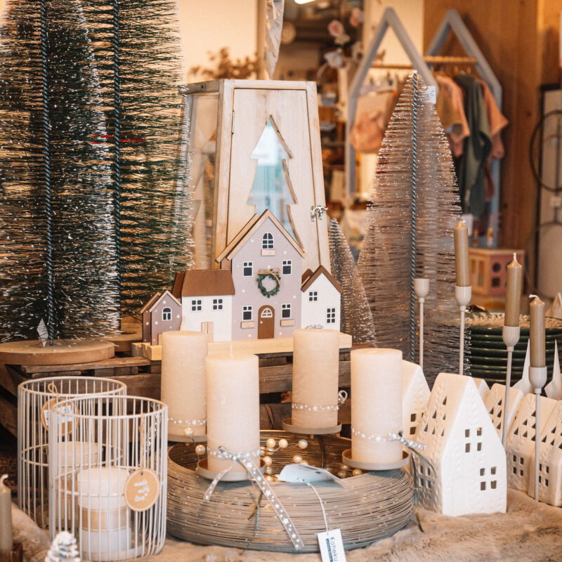 Wunderschöne Weihnachtsdeko. Große Auswahl an Christbaumkugeln und Christbaumspitzen.